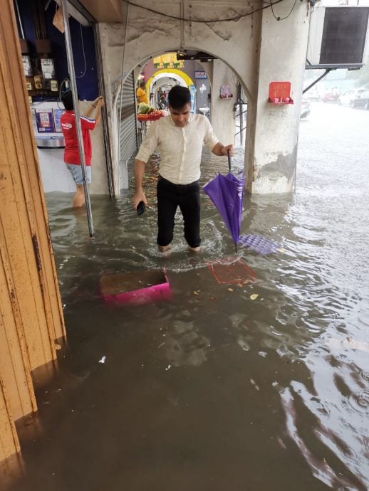 长命雨致万挠多地水灾 甘榜拉惹新村亦失守