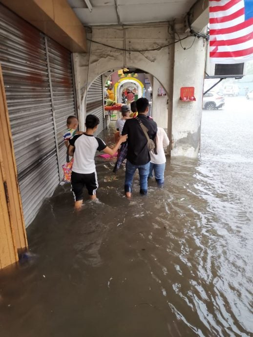 长命雨致万挠多地水灾 甘榜拉惹新村亦失守