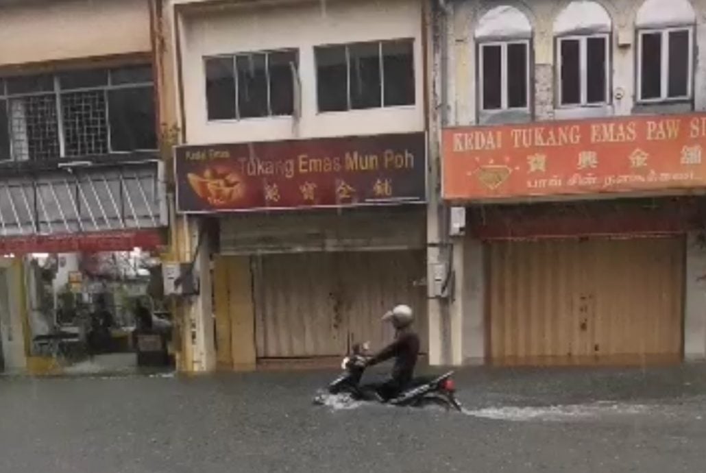 长命雨致万挠多地水灾 甘榜拉惹新村亦失守