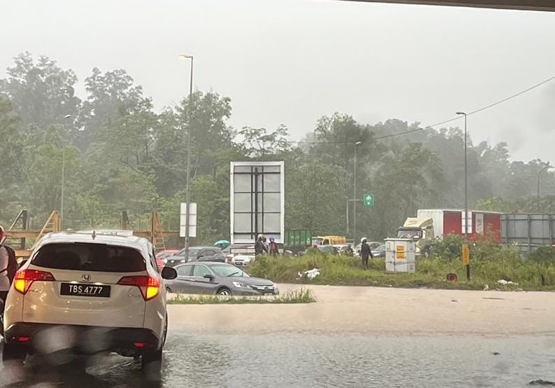 长命雨致万挠多地水灾 甘榜拉惹新村亦失守