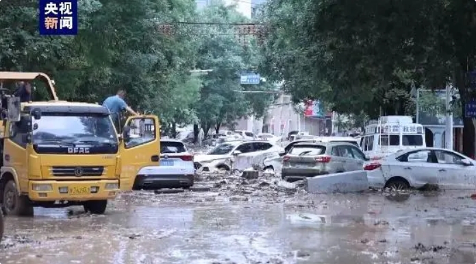 陕西突遭大暴雨 多辆汽车被冲走