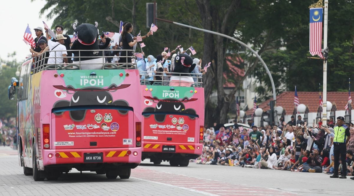 霹国庆日大游行5万人出席 115队伍登场气势澎湃