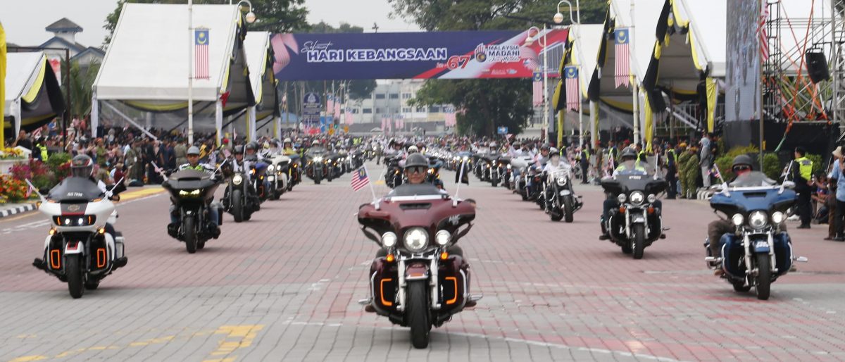 霹国庆日大游行5万人出席 115队伍登场气势澎湃