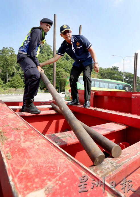 霹陆交局大型路检行动 支撑木没放好充公罗里