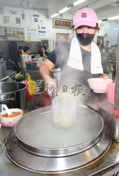 霹／版頭／【人氣美食】／大和園BB雞絲河粉雞香味濃 咖哩面惹味誘人 