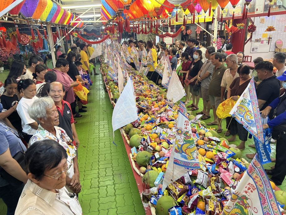 青山侯王庙“抢孤”·56尺长桌祭品两分钟抢完