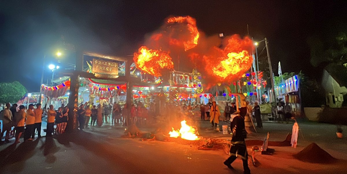 青山侯王庙“抢孤”·56尺长桌祭品两分钟抢完