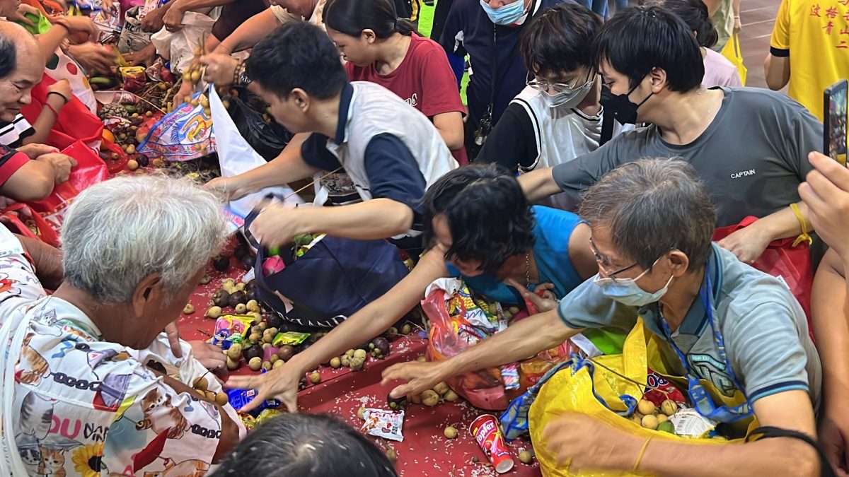 青山侯王庙“抢孤”·56尺长桌祭品两分钟抢完