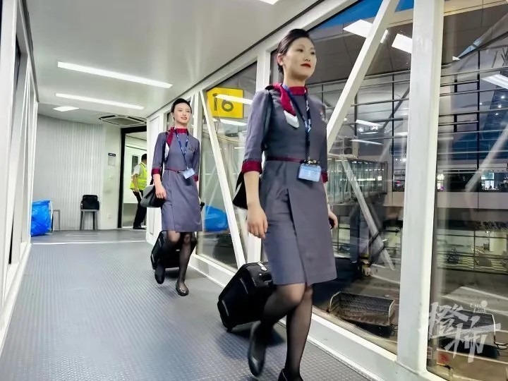 高根鞋OUT! 湖南航空空姐换平底鞋上班 中国民航圈首间 