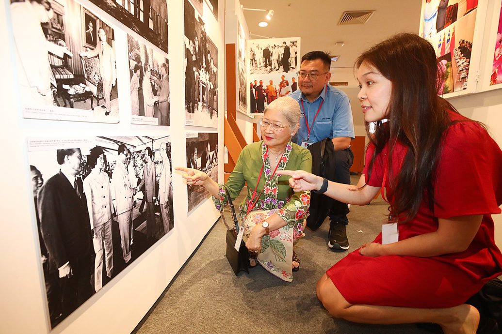 （主文）【繁花硕果：马中建交50周年纪念图展开幕】