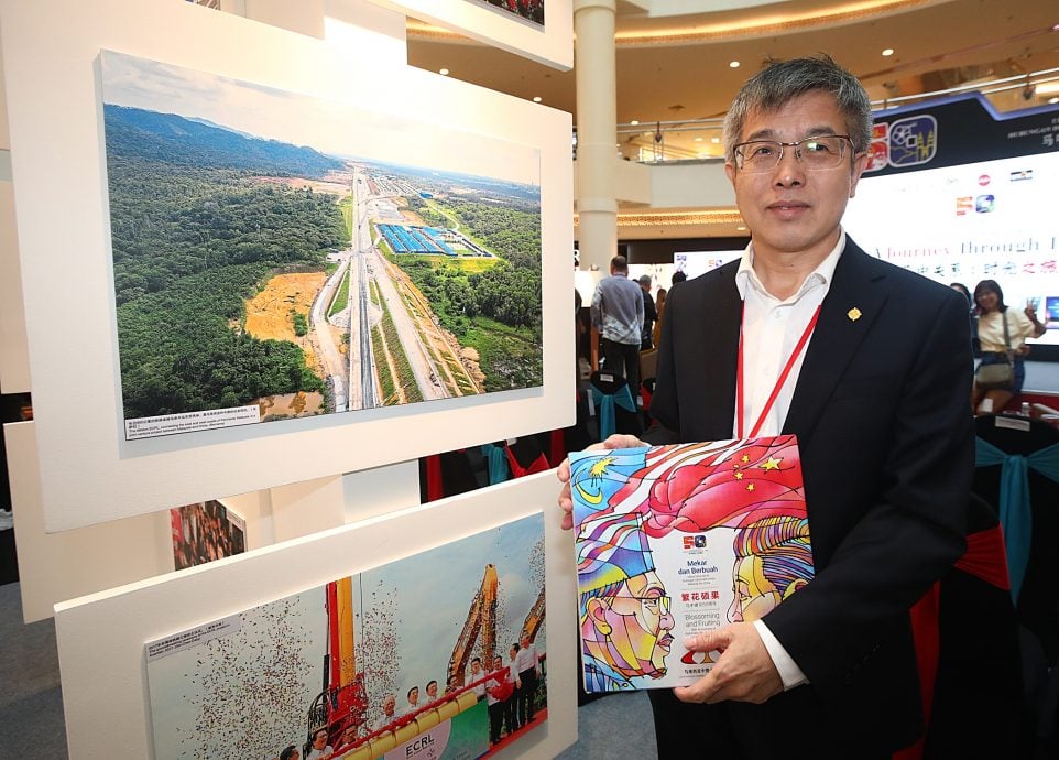 （主文）【繁花硕果：马中建交50周年纪念图展开幕】