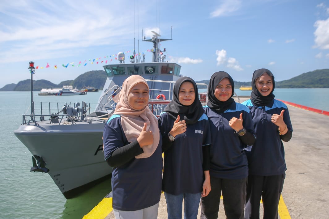 巾幗不讓鬚眉！4名年輕女焊工參與了尼日利亞海軍兩艘巡邏艦建造工程。