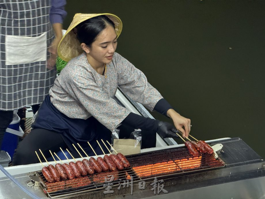 （古城封底主文）《用眼睛去旅游》：水上市场