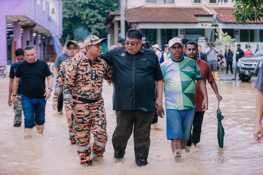 （古城封面主文）亚罗牙也县多个地区发生严重水灾