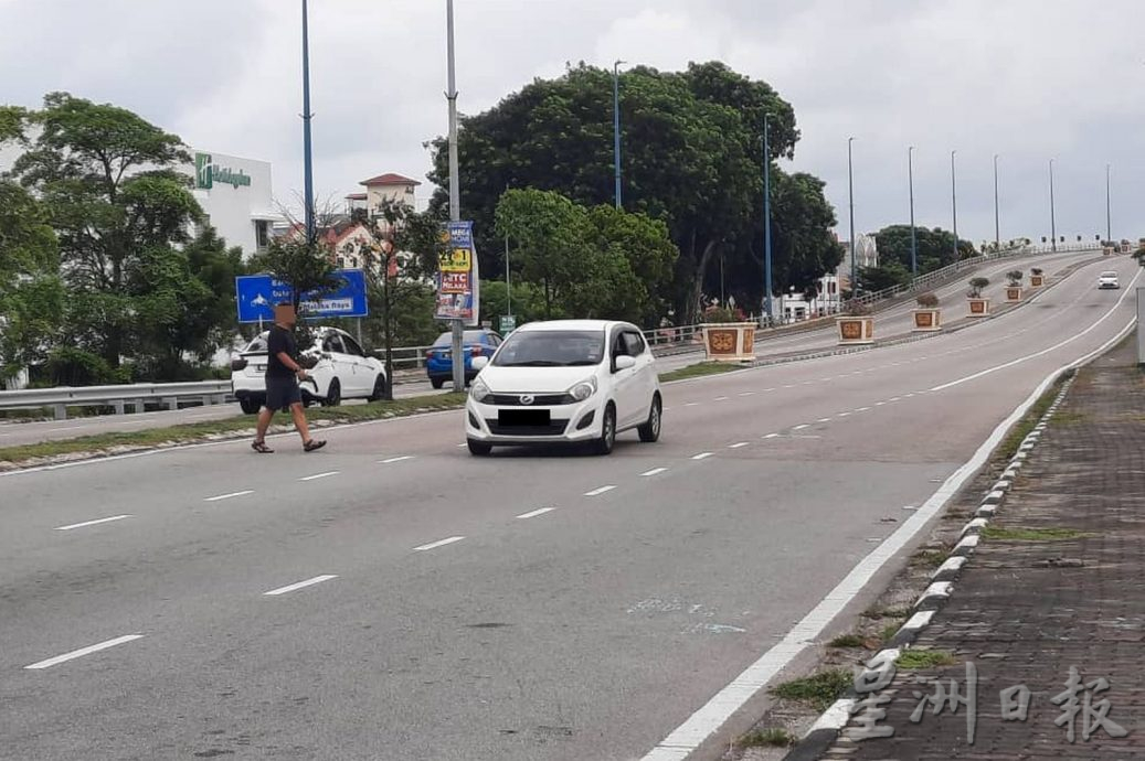 （古城封面主文）赛阿都阿兹路车快交通繁忙 中国游客被撞毙，州议员市议员促增建2座天桥