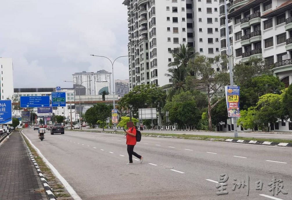 （古城封面主文）赛阿都阿兹路车快交通繁忙 中国游客被撞毙，州议员市议员促增建2座天桥