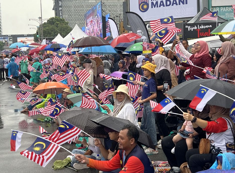 （古城封面主文）雨水浇不惜爱国情·近4万人共庆大马67岁