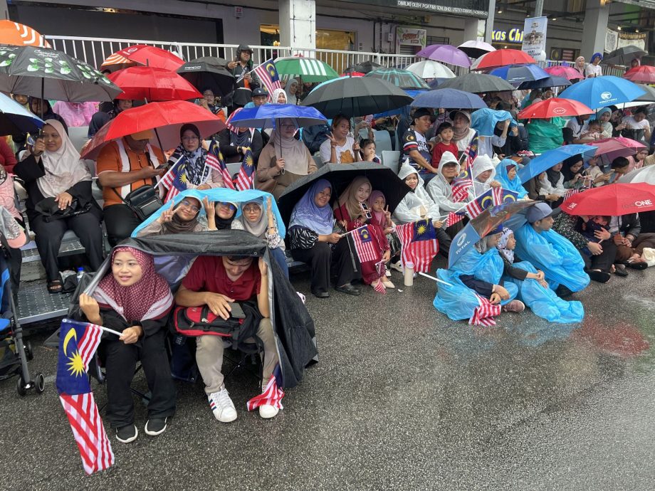 （古城封面主文）雨水浇不惜爱国情·近4万人共庆大马67岁