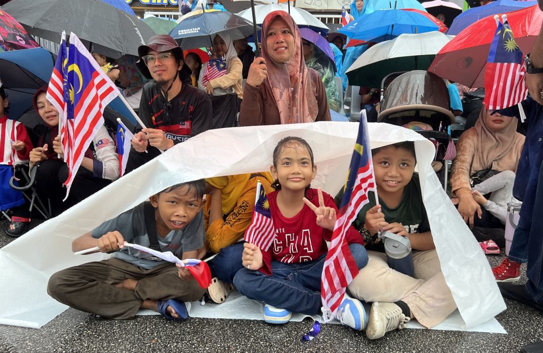 （古城封面主文）雨水浇不惜爱国情·近4万人共庆大马67岁