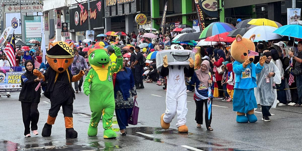 （古城封面主文）雨水浇不惜爱国情·近4万人共庆大马67岁