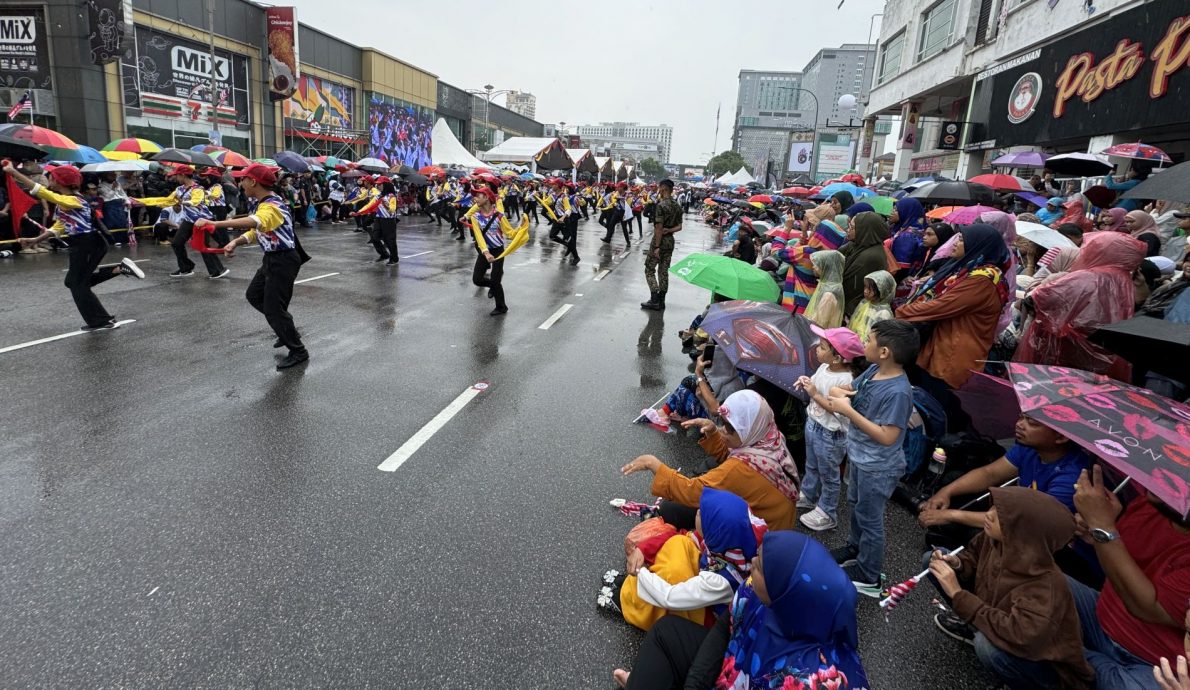 （古城封面主文）雨水浇不惜爱国情·近4万人共庆大马67岁