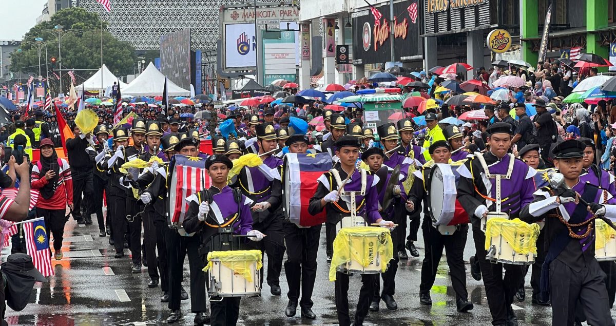 （古城封面主文）雨水浇不惜爱国情·近4万人共庆大马67岁