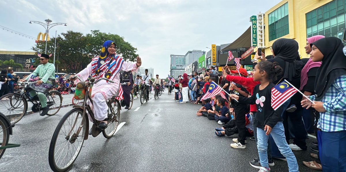 （古城封面主文）雨水浇不惜爱国情·近4万人共庆大马67岁