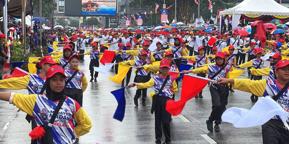 （古城封面主文）雨水浇不惜爱国情·近4万人共庆大马67岁