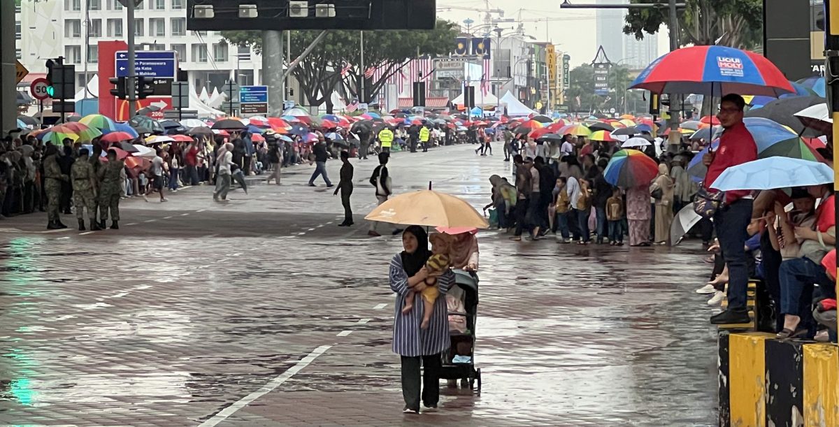 （古城封面主文）雨水浇不惜爱国情·近4万人共庆大马67岁