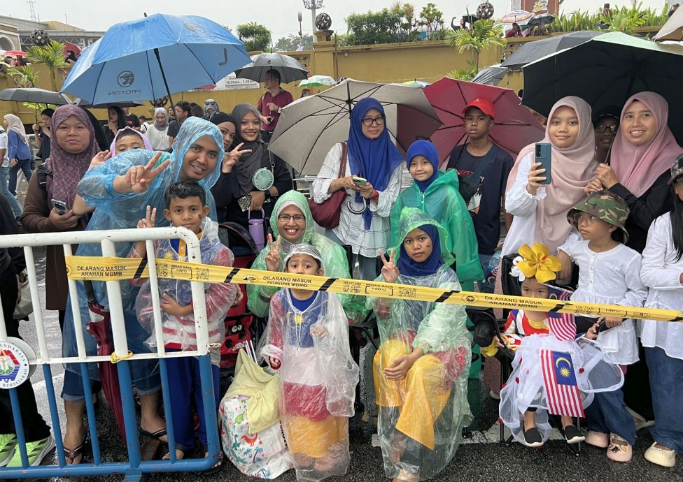 （古城封面主文）雨水浇不惜爱国情·近4万人共庆大马67岁