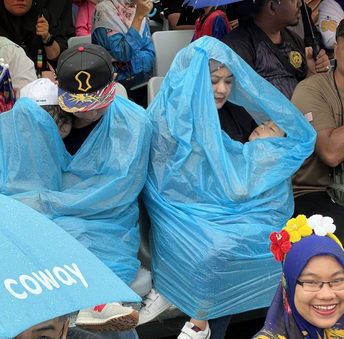 （古城封面主文）雨水浇不惜爱国情·近4万人共庆大马67岁