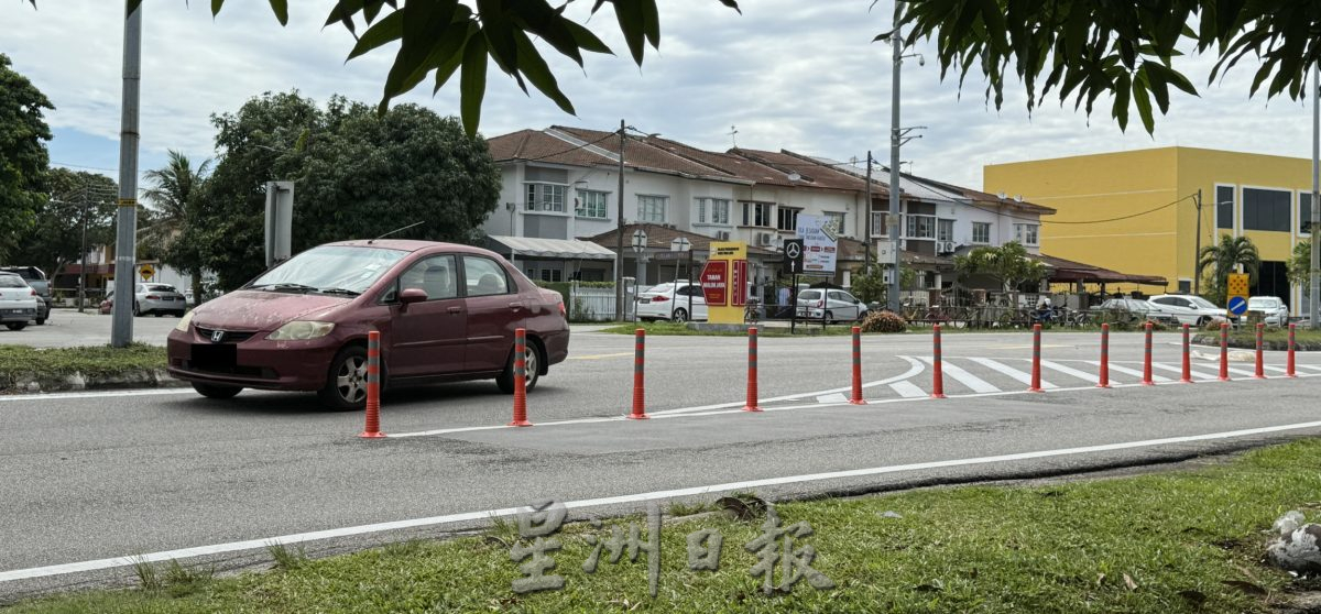 （古城版）防撞杆难察觉·司机险撞上 酿危机