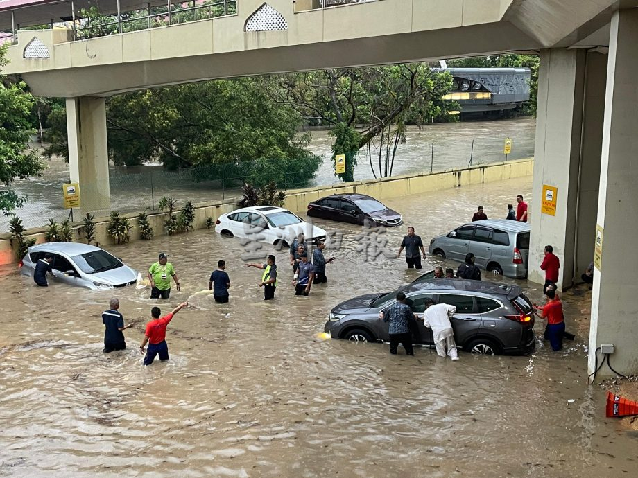 巫统大会|隆市午后一雨成灾！ 世贸中心户外停车场淹水