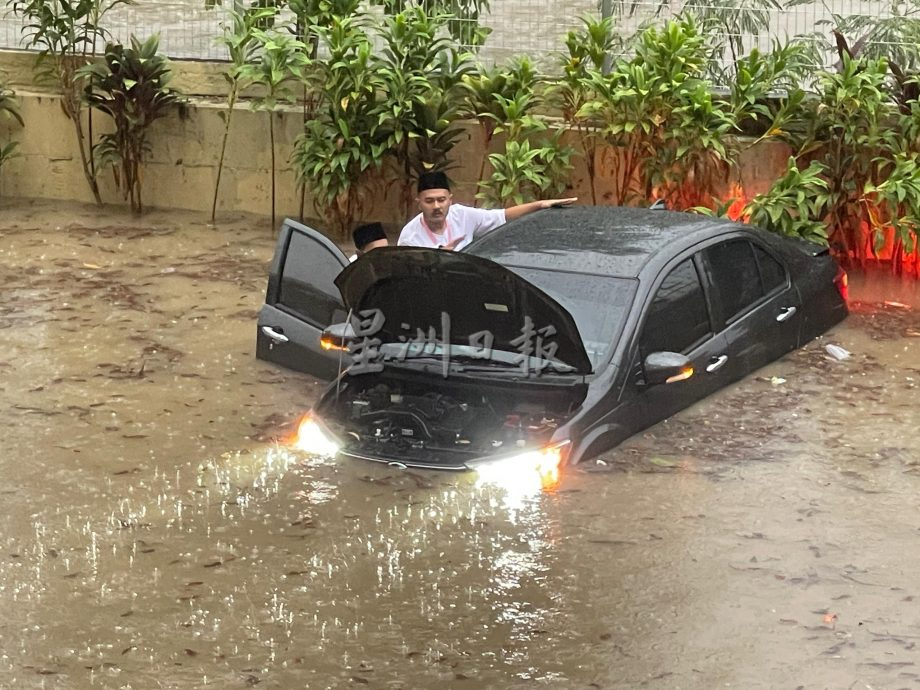 巫統大會|隆市午後一雨成災！ 世貿中心戶外停車場淹水