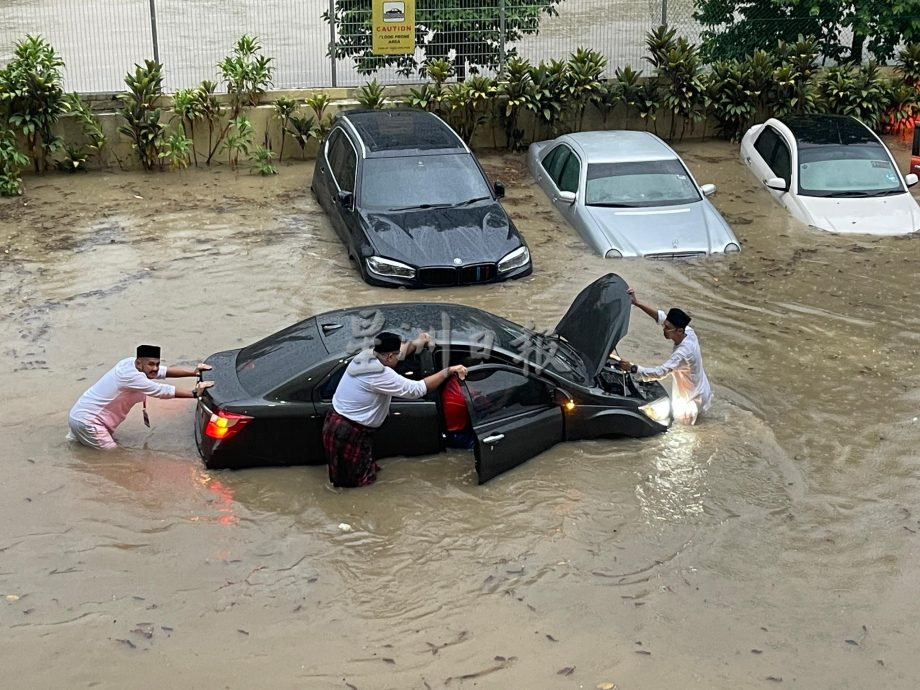 巫統大會|隆市午後一雨成災！ 世貿中心戶外停車場淹水