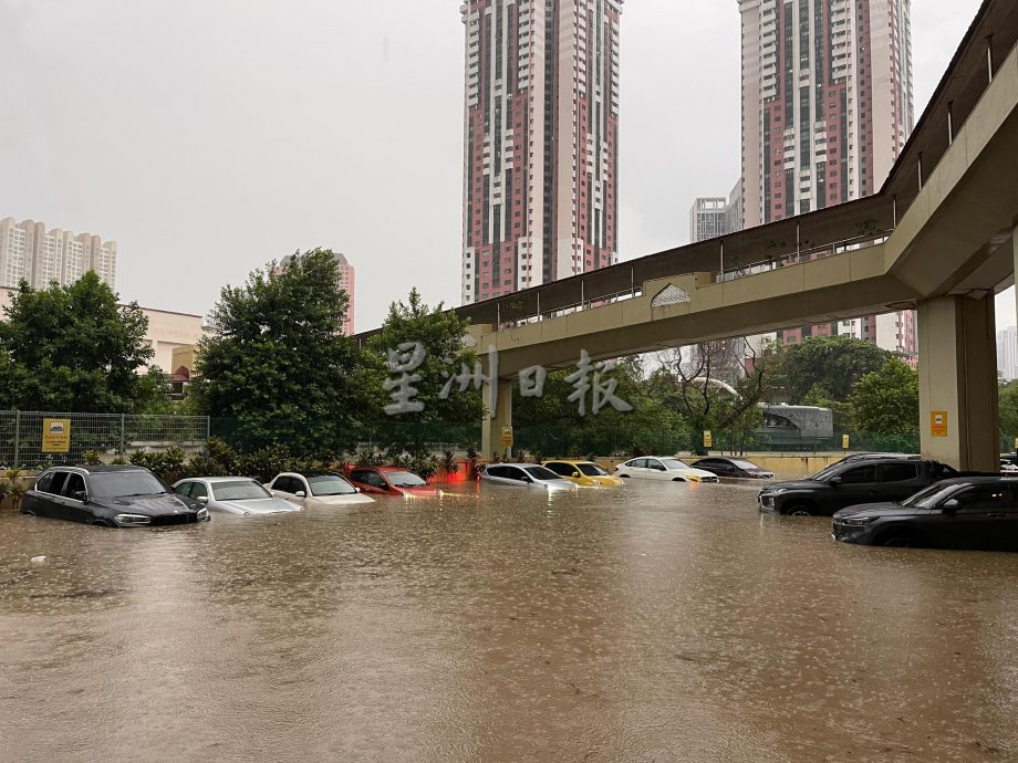 巫统大会|隆市午后一雨成灾！ 世贸中心户外停车场淹水