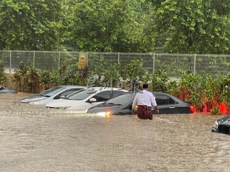 巫统大会|隆市午后一雨成灾！ 世贸中心户外停车场淹水