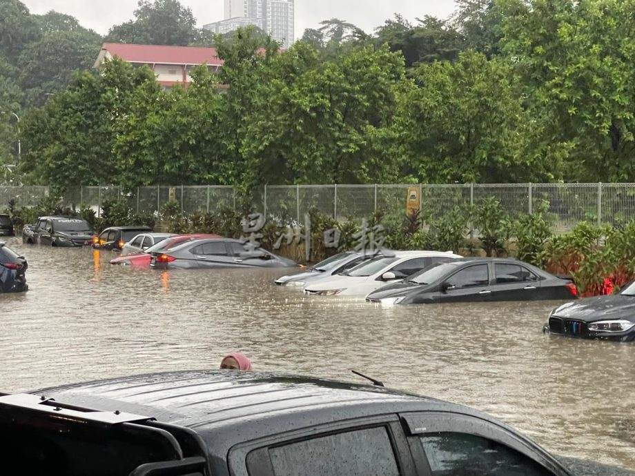 巫統大會|隆市午後一雨成災！ 世貿中心戶外停車場淹水