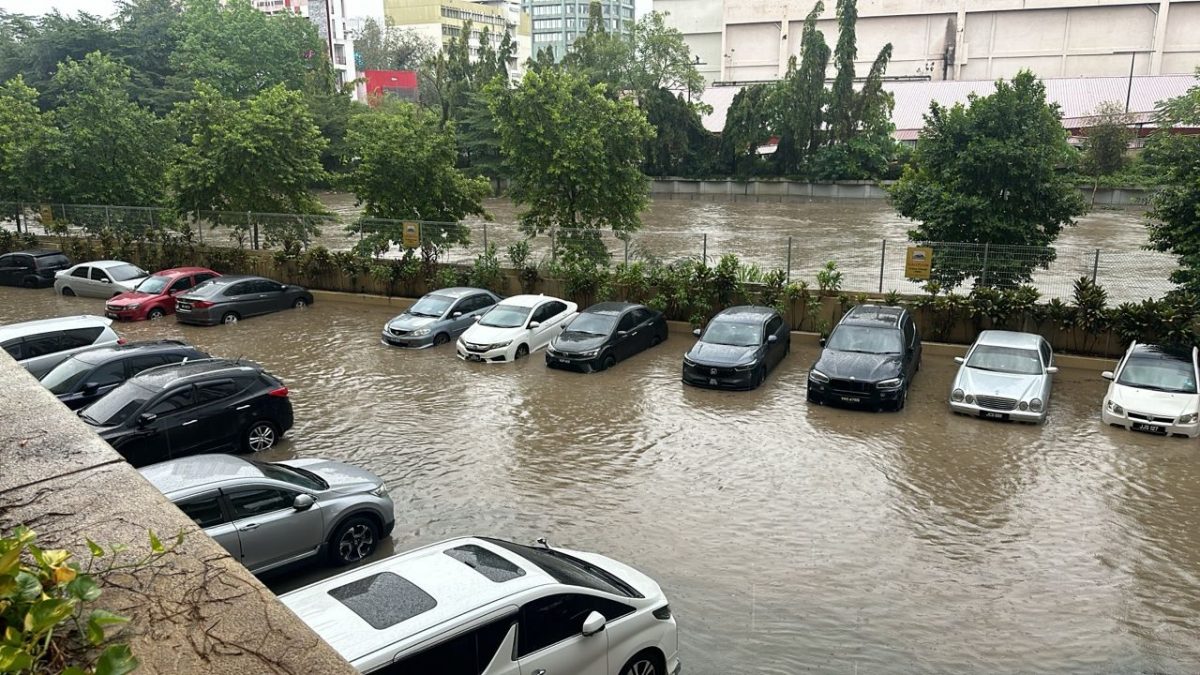 巫统大会|隆市午后一雨成灾！ 世贸中心户外停车场淹水