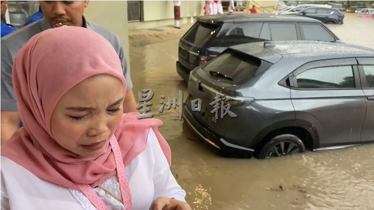 巫统大会|隆市午后一雨成灾！ 世贸中心户外停车场淹水