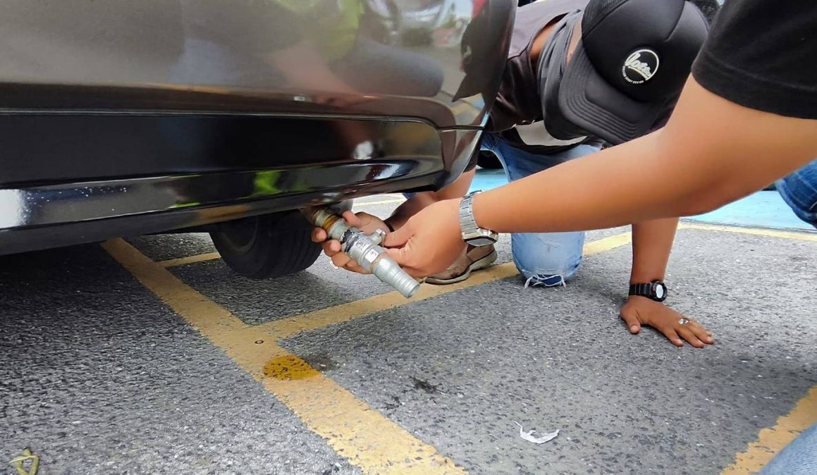 （大北马）主文/玻内贸局揭轿车非法增设油箱输油管，司机油站添油被捕