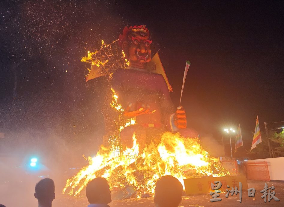 （大北马）吉打默贡斗母宫最大尊大士爷回銮旺西南方，龙袍突破469件。