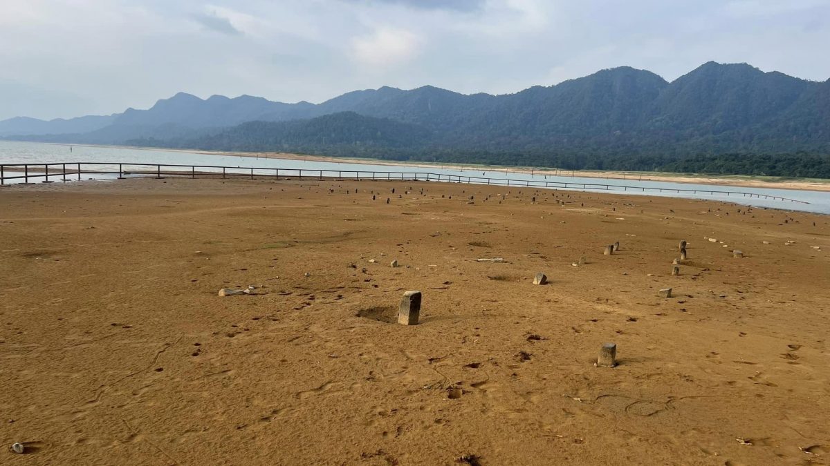 （大北马）柏鲁湖干涸导致古墓重见天日，300人后裔村民集聚祈福