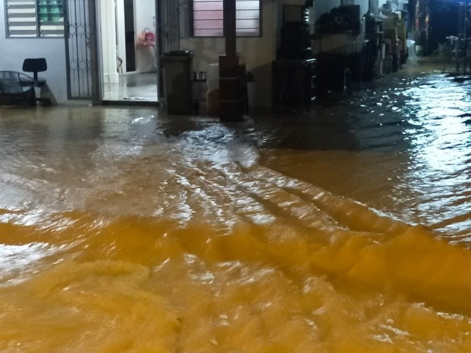 （已签发）柔：下午炎热傍晚暴雨 居本峇鲁3住家遇水袭