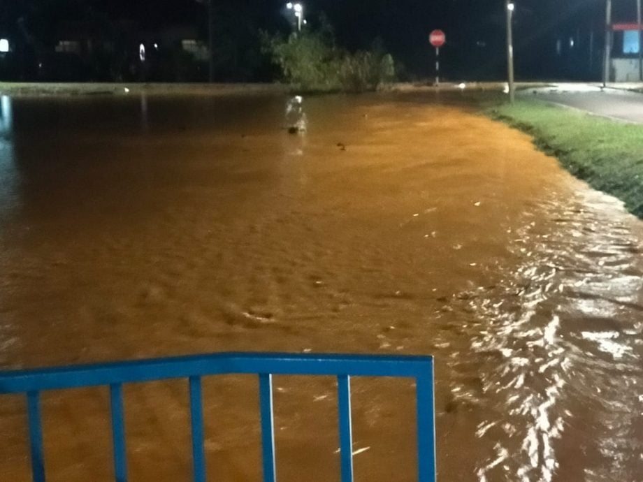 （已签发）柔：下午炎热傍晚暴雨 居本峇鲁3住家遇水袭