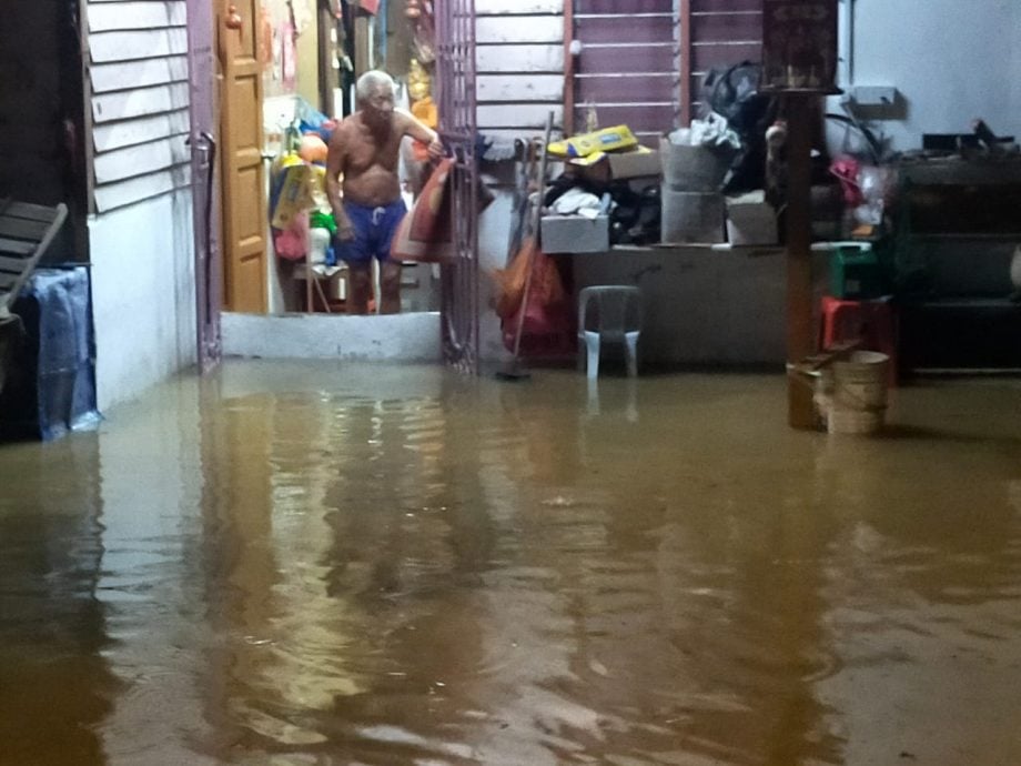 （已签发）柔：下午炎热傍晚暴雨 居本峇鲁3住家遇水袭