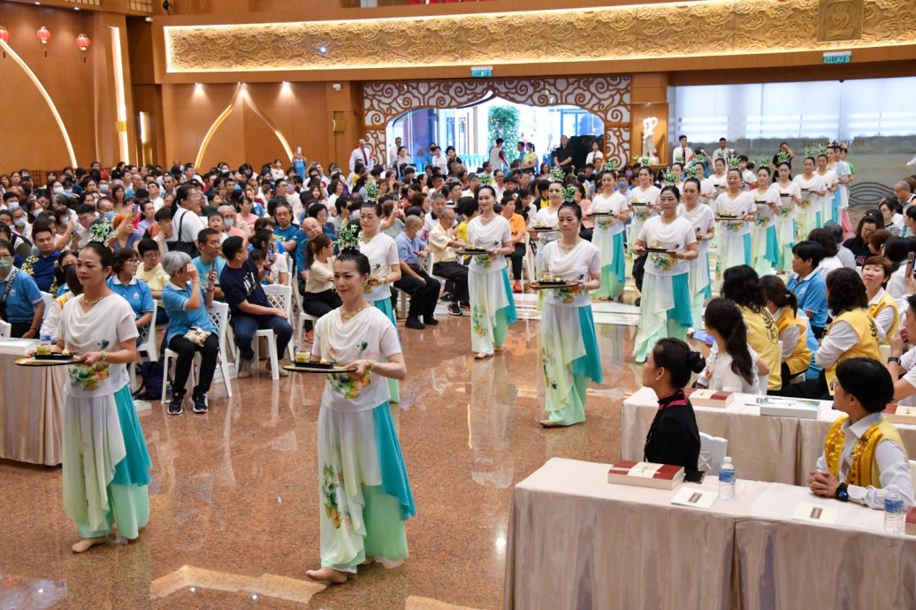 （已簽發）柔：孝道月國慶月，新馬寺1500人供僧報恩祈和諧