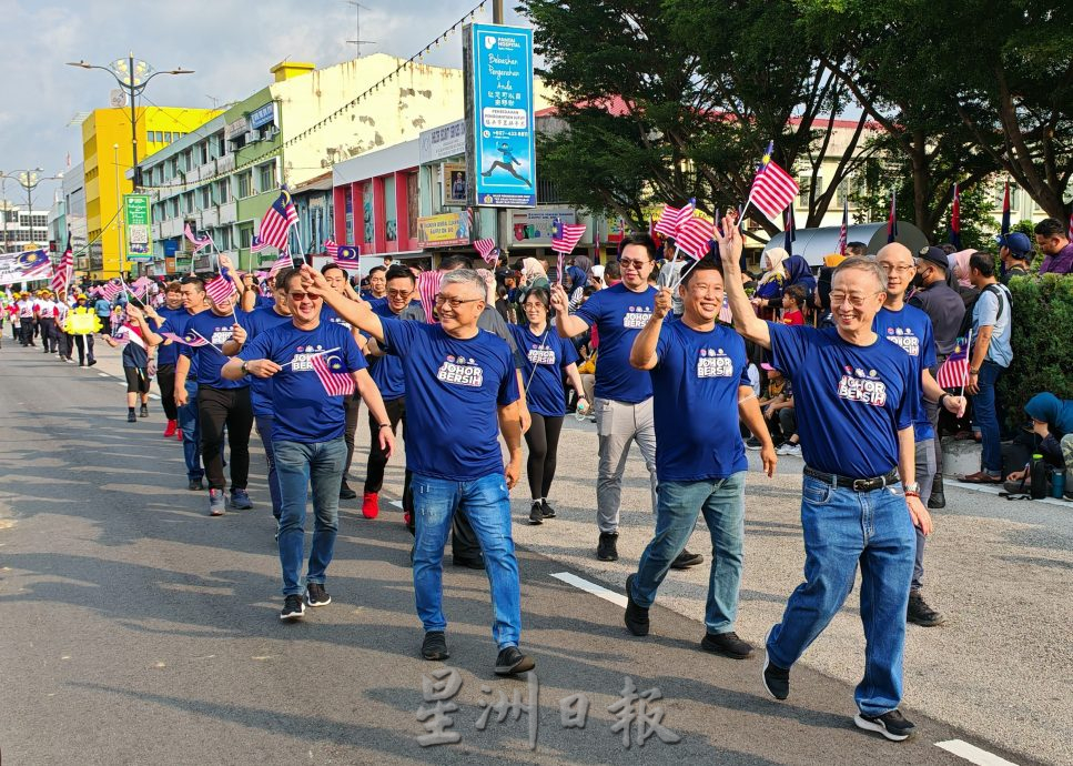  （已签发）柔：峇国庆庆典   102队伍参与游行