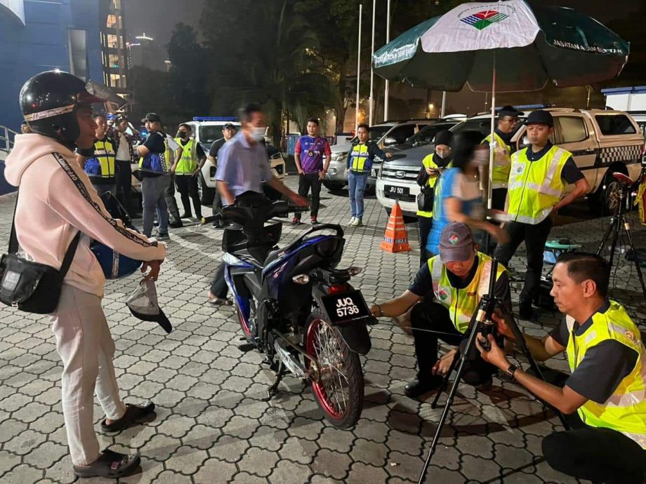 （已签发）柔：新山南区警方取缔道路流氓 充公115摩托车扣1涉毒骑士