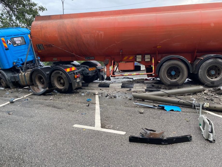 （已签发）柔：油槽车雨中行驶 撞入停车场